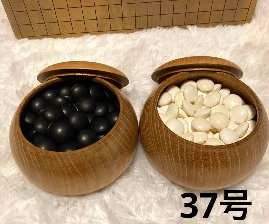 日向特製蛤碁石 雪印 37号 本那智黒 本蛤碁石 白179個 黒182個碁笥 日向特産蛤碁石 雪印34号 那智黒付 | 日向碁盤碁石