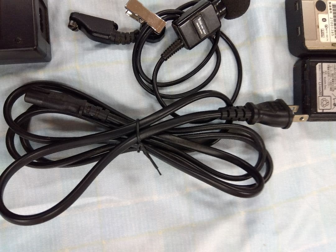 バッテリーは、付属しません。ICOM デジタルトランシーバーセットの