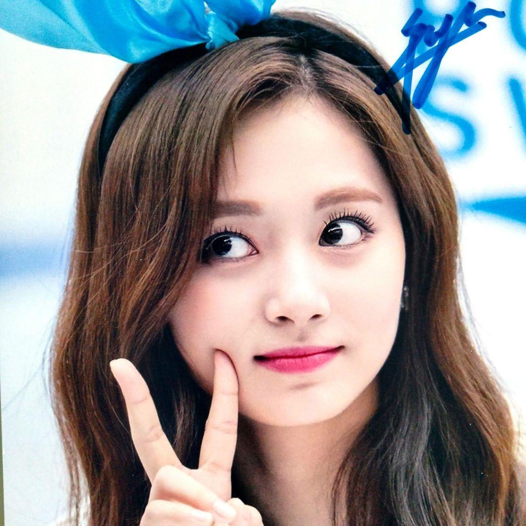 ツウィ直筆サイン入り2Lサイズ写真…Tzuyu…TWICE…⑮ - メルカリ