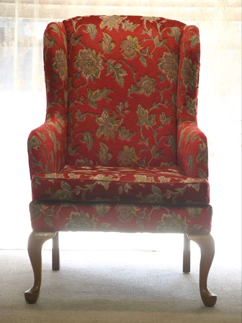 赤い花柄のクラシカルなウィングバックチェア。存在感がありインテリア
