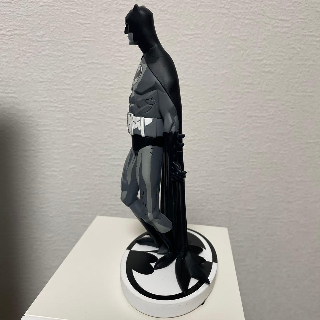 ＤＣバットマン ブラック＆ホワイト フィギュア マイク・ミニョーラ スタチュー