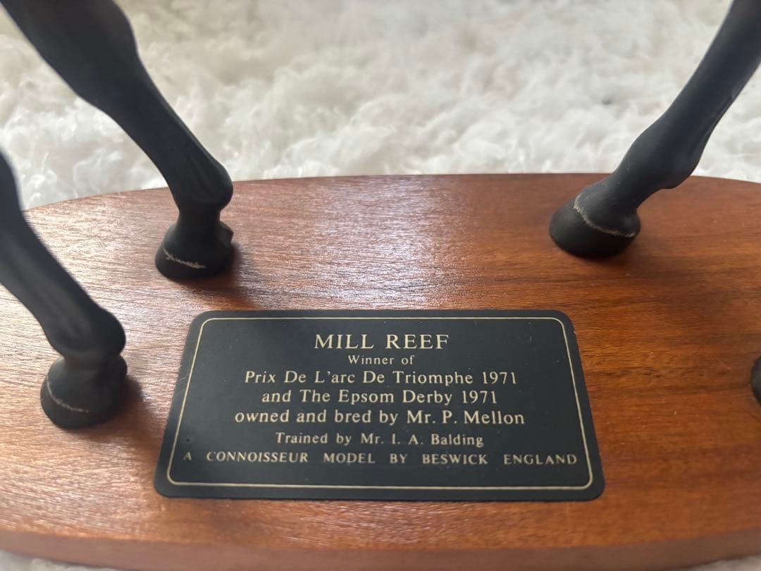 ベスウィック BESWICK 競走馬 ミルリーフ 木台付き フィギュア 陶器