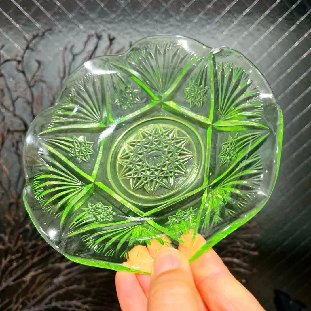 骨董 時代ガラス フリル 切子調プレス ライムグリーン 氷皿 ウラン 1