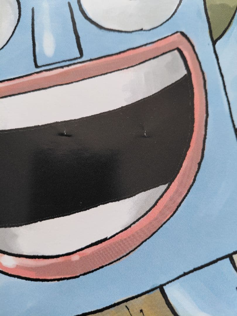 RAVEの限定ポスター(四隅においてあるメジャーと重しは売り物ではありません)