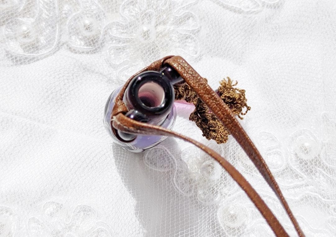 吉田正子トンボ玉（貳拾漆） 「瓶型」皮ひもネックレス ガラス玉に込め