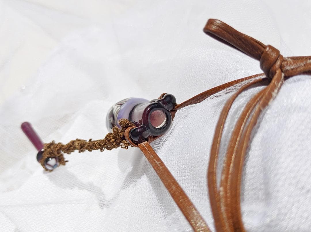 吉田正子トンボ玉（貳拾漆） 「瓶型」皮ひもネックレス ガラス玉に込め