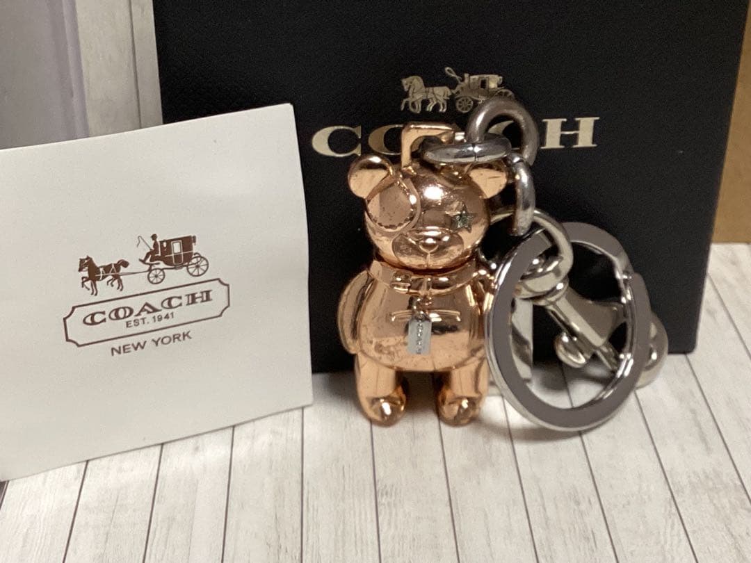プレゼントに未使用美品コーチCOACH テディベアキーホルダーローズ