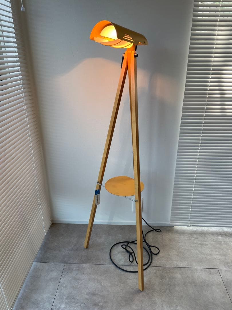 イエロー トライポッドスタンド フロアランプ innovator イノベーター