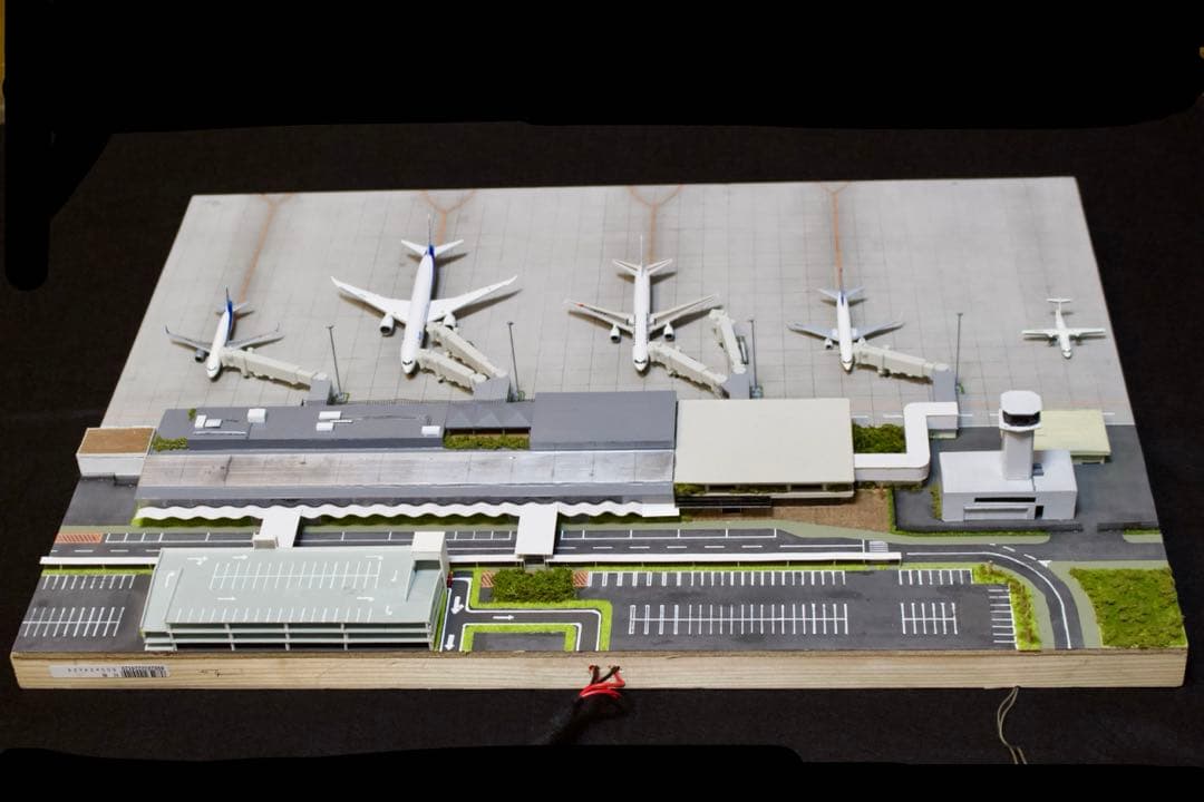 1/500 空港ジオラマ 最大5機駐機可能 フル電飾 フルスクラッチ 引取歓迎 Amazon | ヘルパ 1/500 空港ジオラマ用搭乗橋 スキポール空港Fブロック