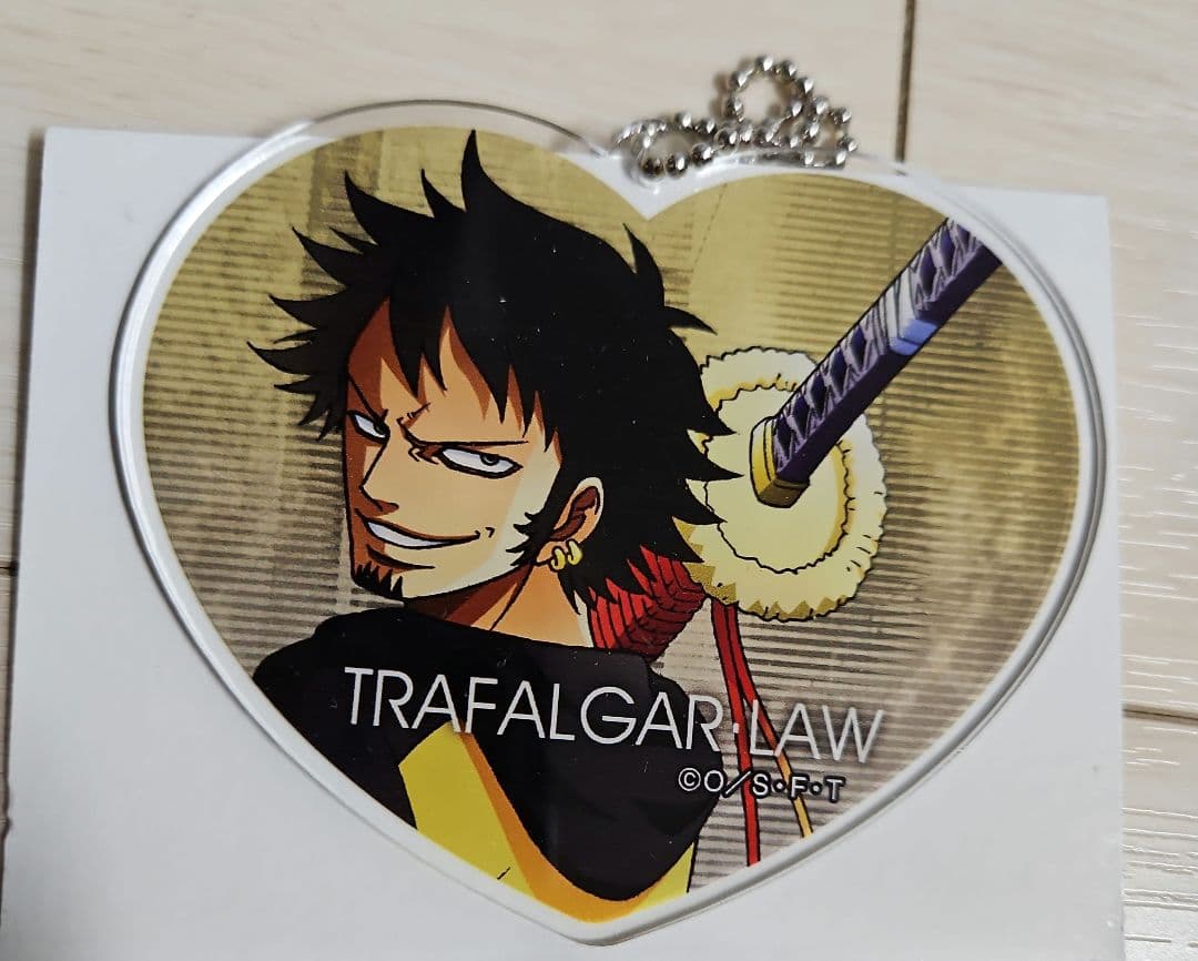 ワンピース 麦わらストア ハート型 アクリルキーホルダー ロー - メルカリ