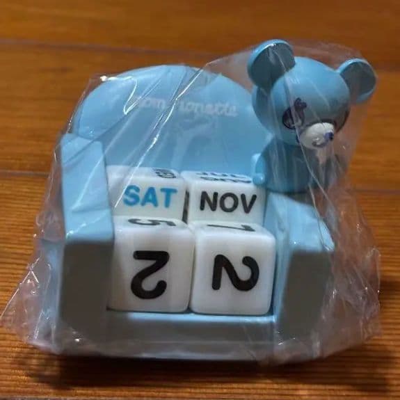 メゾピアノ　ポンポネット　カレンダー　ソファー