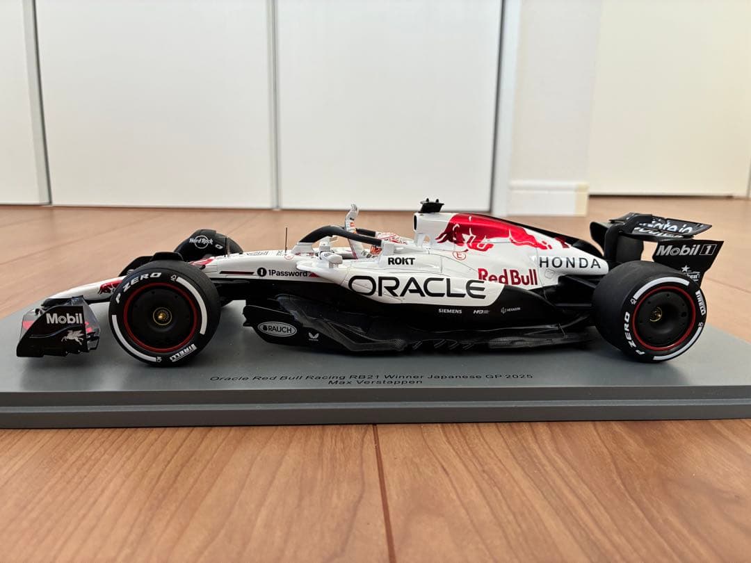 スパーク 1/18 レッドブRB21 2025日本GP M.フェルスタッペン