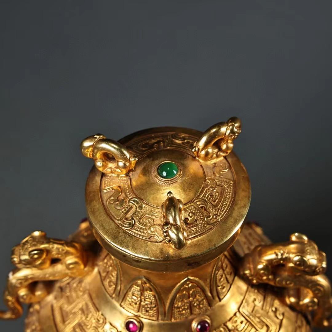 中国古美術・銅製の高浮き彫り鎏金宝石を嵌め缶・茶道具・置物・文房具