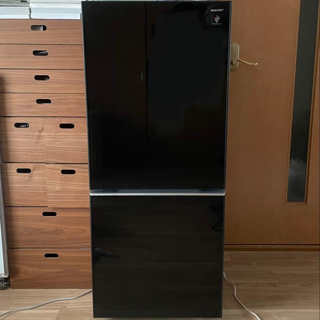 シャープ　2ドア　冷蔵庫 黒 137L 1人暮らし、単身用サイズ 中古 137L 2ドア冷蔵庫 つけかえどっちもドア シャープ 黒×赤 2014年製