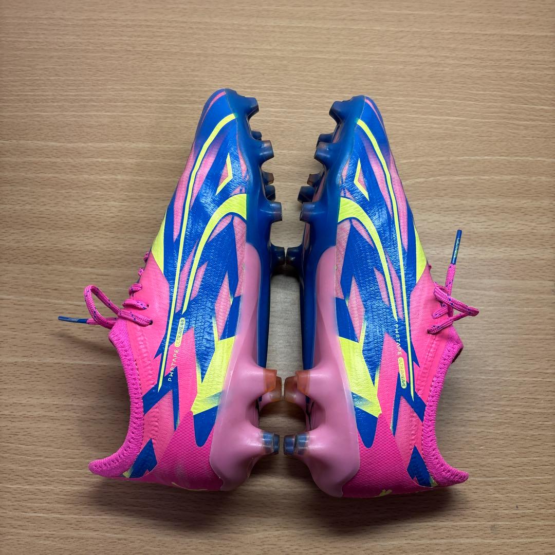 サッカーシューズ プーマ ウルトラピンク/青/黄 ストライプ - メルカリ