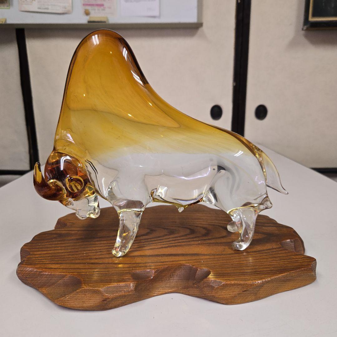 牛の置物　マルティガラス　木製置台付き Multi Glass マルティグラス 鳥の置物 | アンティーク家具と喫茶