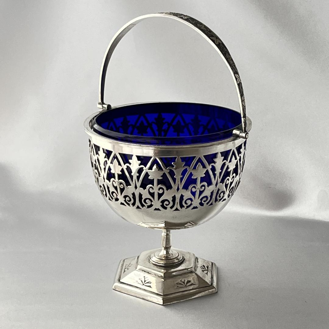 【英国】 透かしのボンボンスタンド【シルバープレート / ガラス】ハンドル付き 英国アンティーク銀器【シルバープレート】葡萄✗バスケット◇ワイン