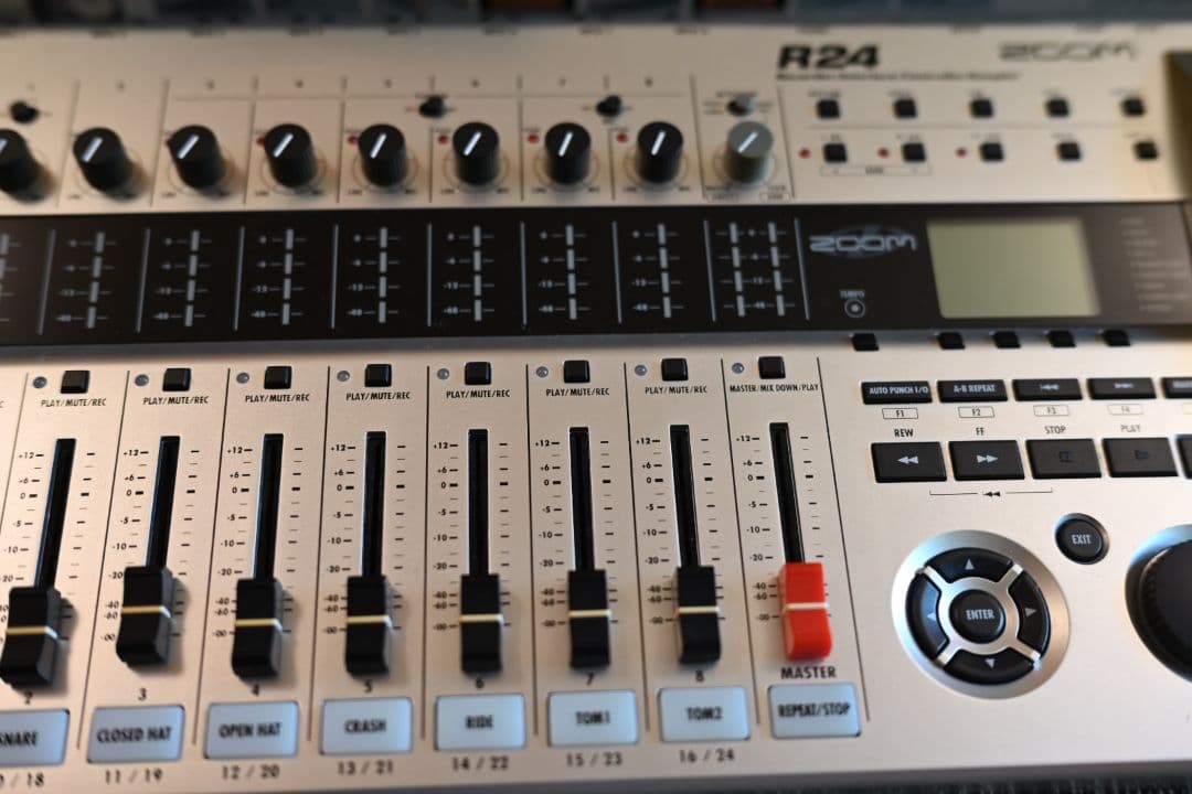 ZOOM R24 マルチトラックレコーダー、オーディオインターフェース