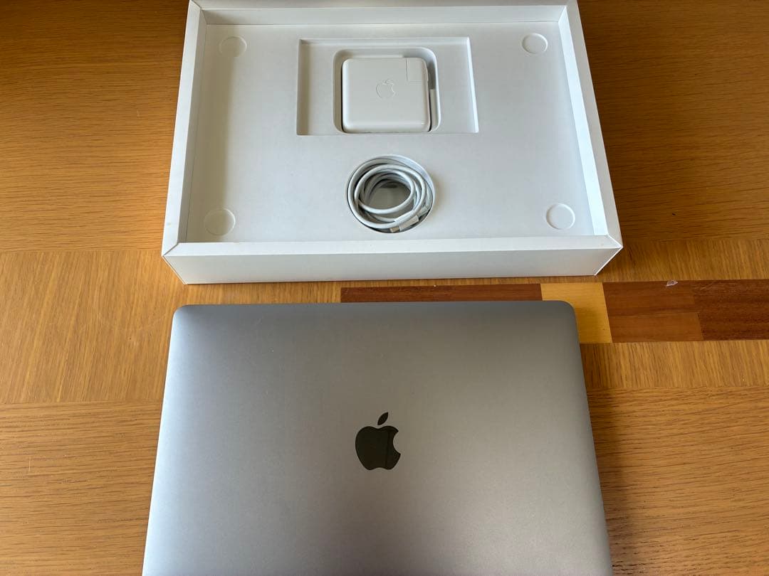 ジャンク】MacBook Pro シルバー 本体と充電器 - メルカリ