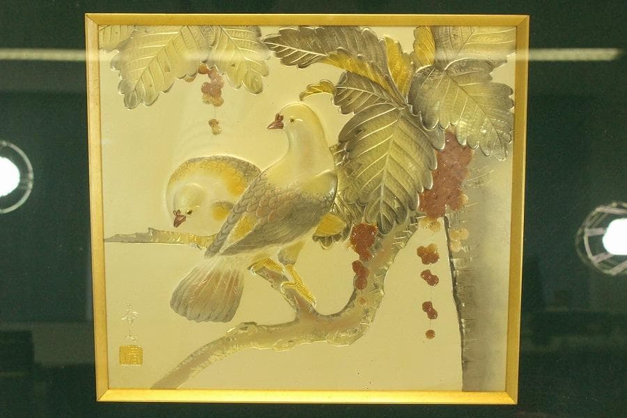 金工 春山作 刻 双鳩枝葉 額(A690)