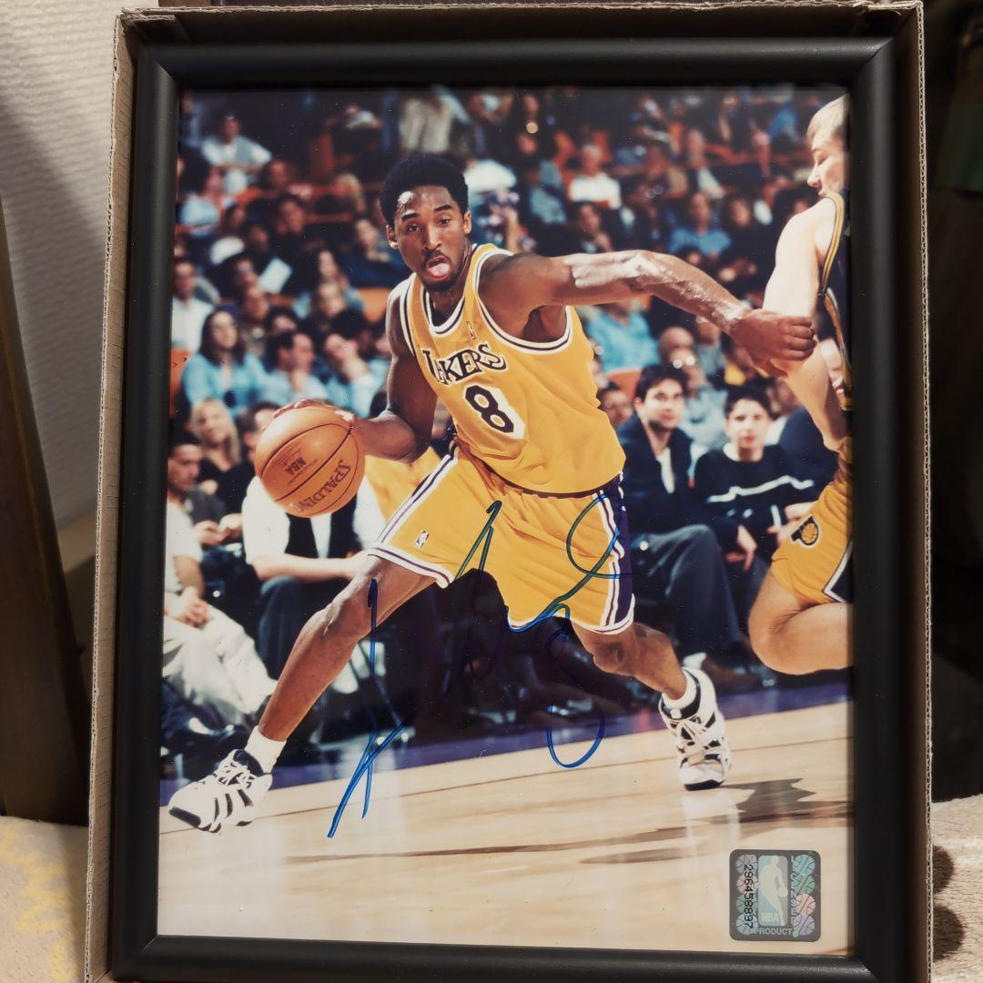 NBA】コービー・ブライアント 直筆サイン額入りフォト(8×10) - メルカリ
