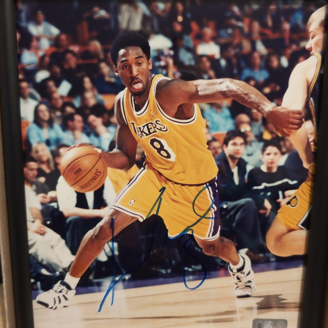 NBA】コービー・ブライアント 直筆サイン額入りフォト(8×10) - メルカリ