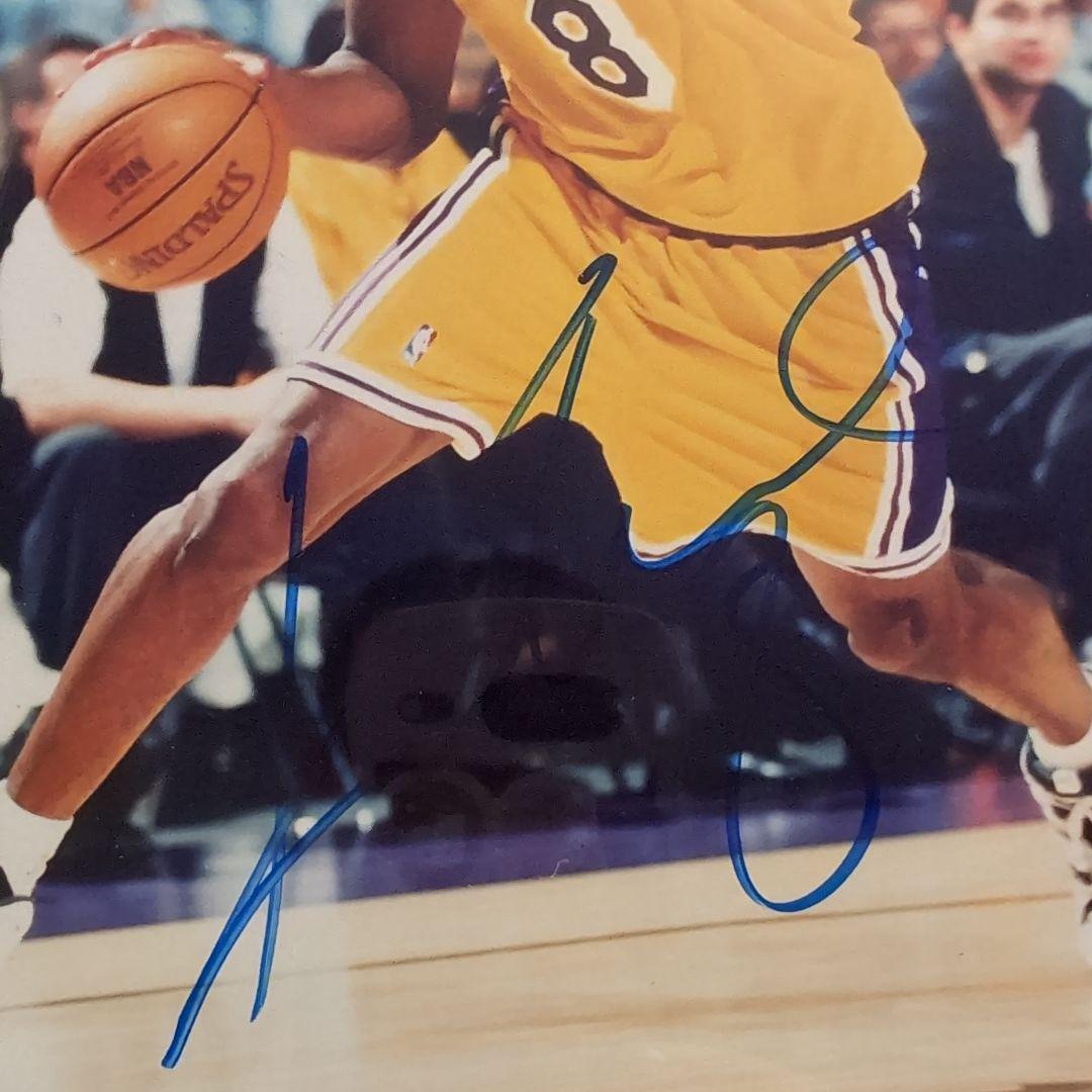 NBA】コービー・ブライアント 直筆サイン額入りフォト(8×10) - メルカリ
