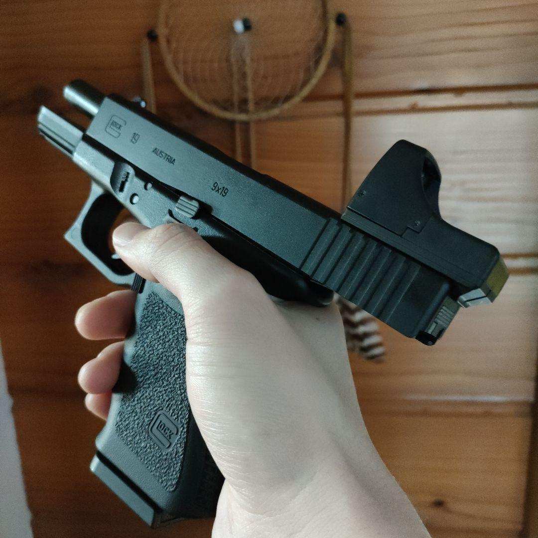 東京マルイGLOCK19ガス、ケース　マガジン3本　ホルスター　ドットサイト付