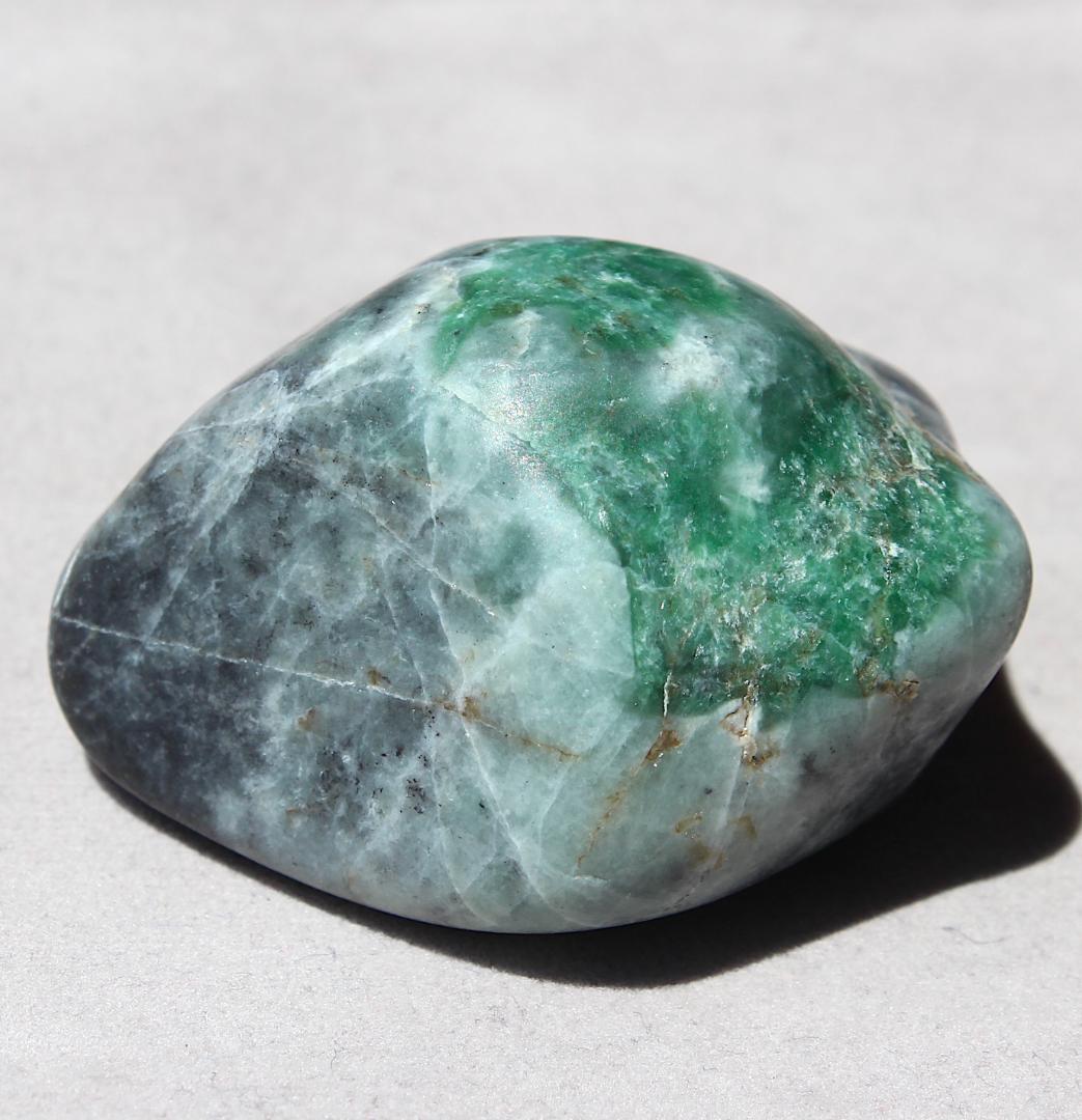 漆黒×緑］糸魚川翡翠 原石 131.3g - メルカリ