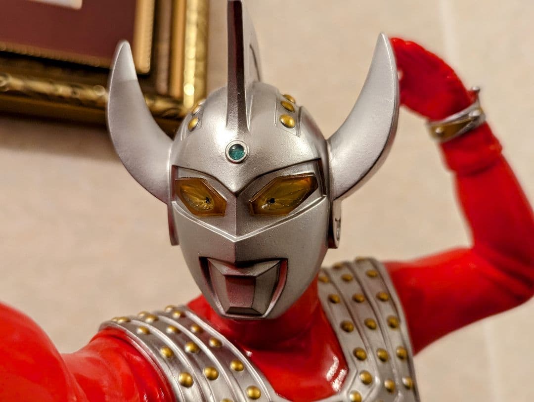 再出品　篠田三郎直筆サイン+ウルトラマンタロウフィギュア