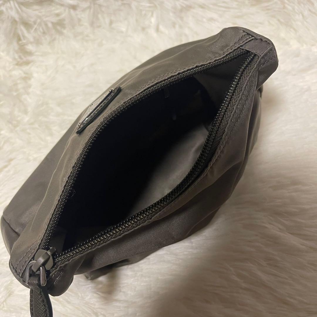 PRADA プラダ ポーチ 三角ロゴ ナイロン カーキ 小物入れ カード、袋