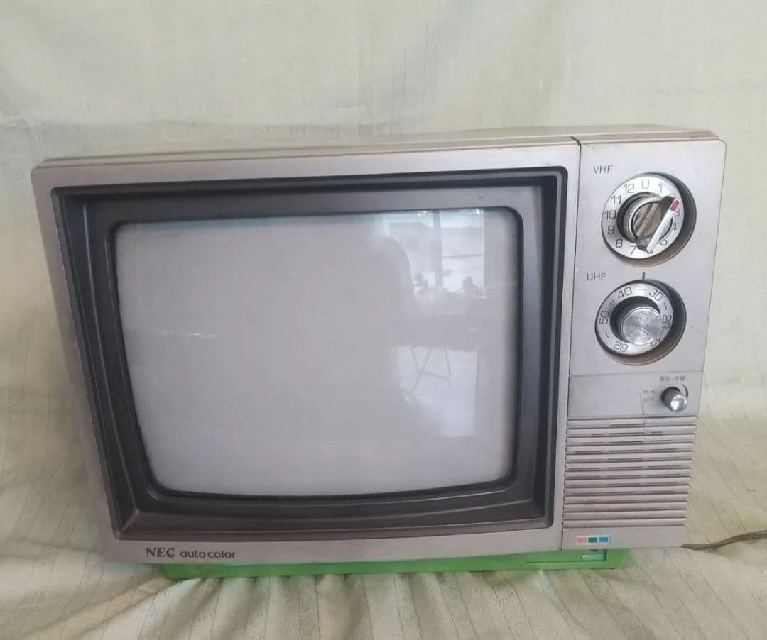 昭和レトロ・NEC ブラウン管テレビ・グリーン家電・アンテナ付