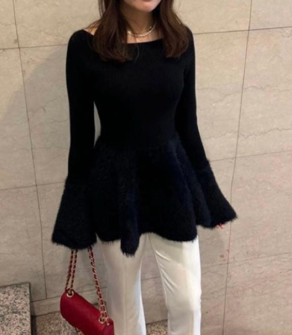 anuans フェザーペプラムフレアスリーブニット - メルカリ