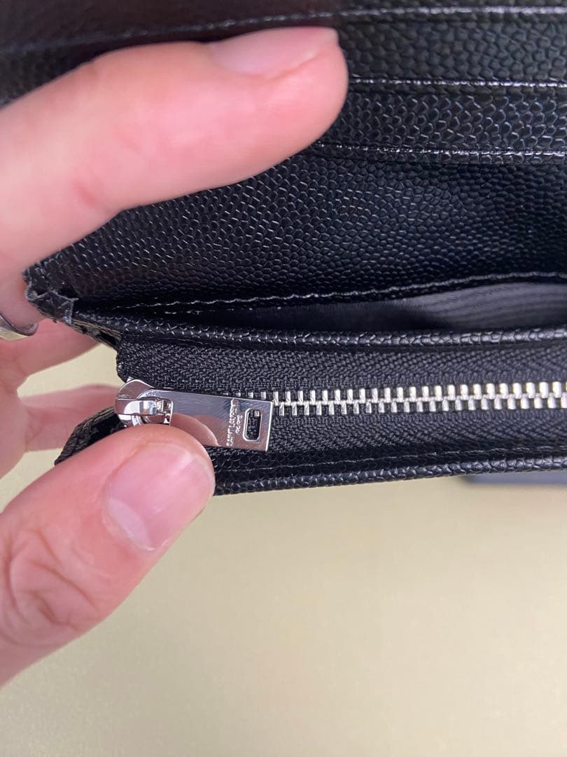 イヴ・サンローラン エンボス加工 ブラックレザー 折りたたみ財布