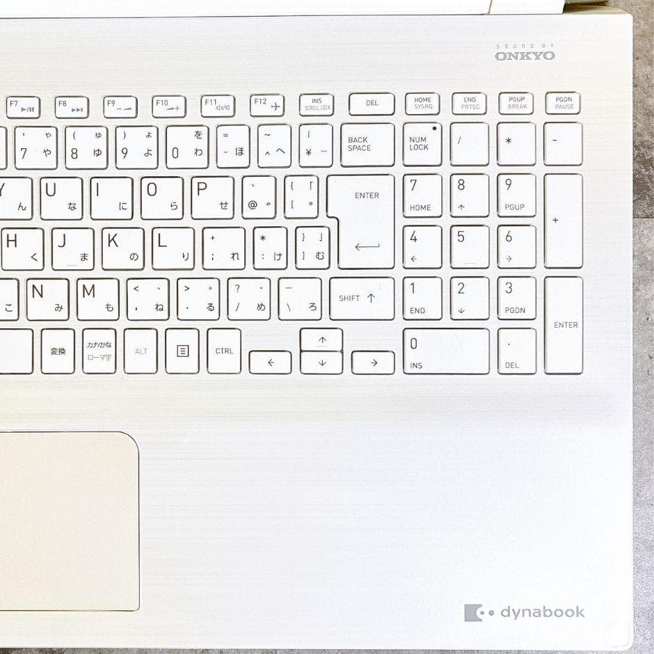 おしゃれホワイト❣新品SSDで快適✨薄型ノートパソコン カメラ