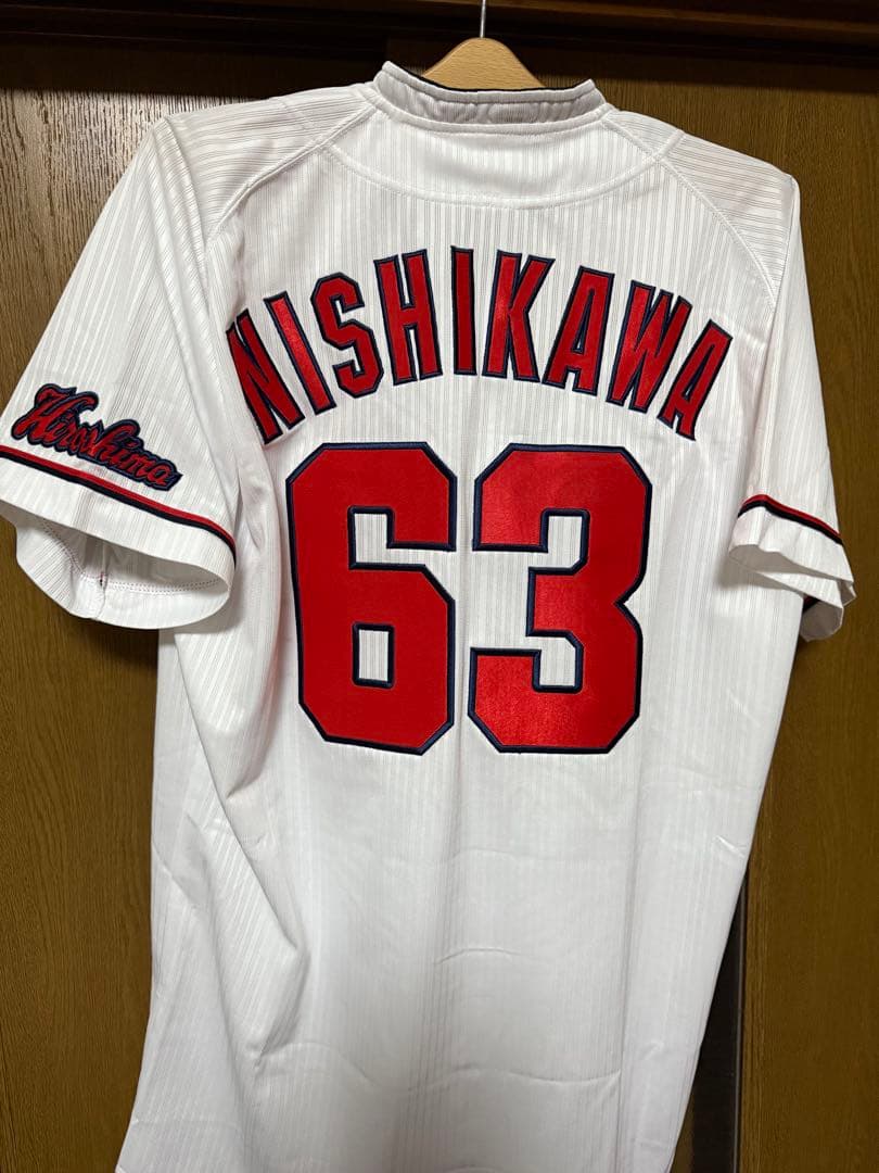 西川龍馬選手 カープ時代のサイン入りユニフォーム - メルカリ
