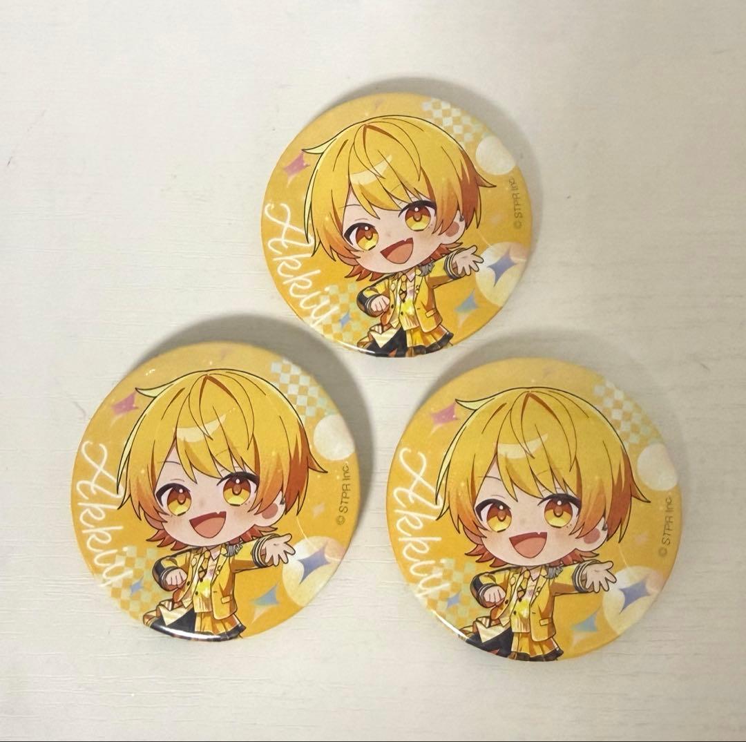 からつけあっきぃ AMPTAK×COLORS デフォ 缶バッジ AGF - メルカリ