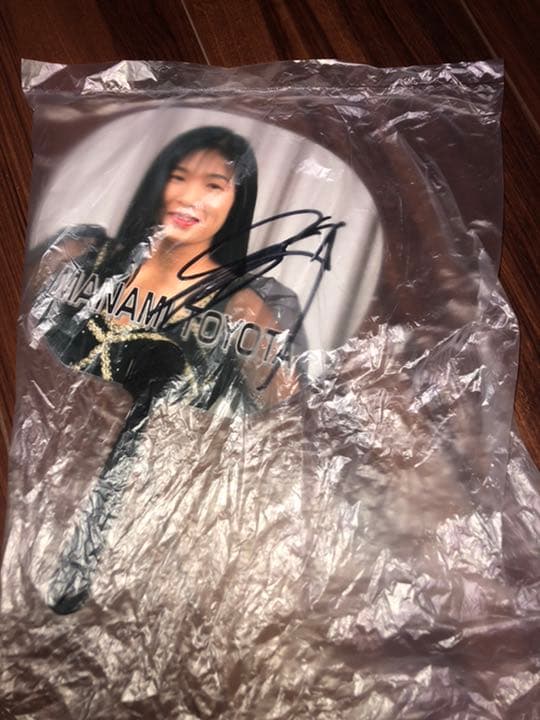 直筆サイン入り】豊田 真奈美 ミニうちわ 全日本女子プロレス - メルカリ