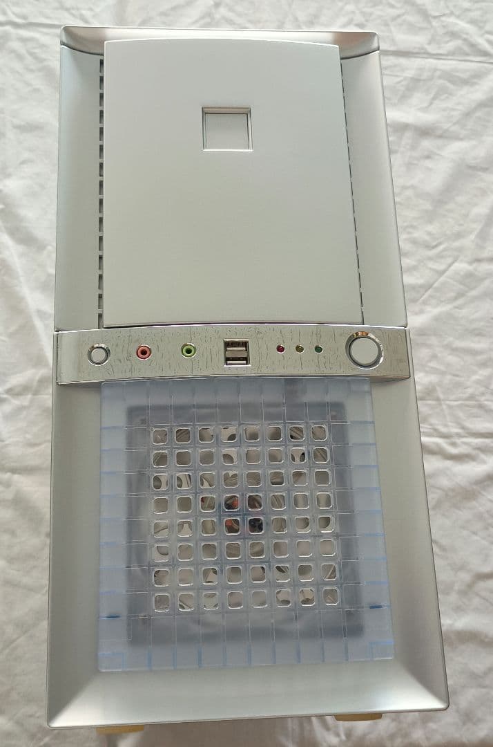 ATXケース antec super lanboy 透明側面パネル きれい！ Antec、ウォルナット材＋曲面ガラス採用PCケース「Antec C8 Curve Wood