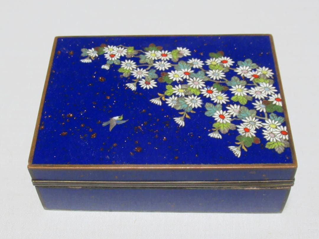 美品 希少 大正時代◆京七宝 稲葉七宝 内銀鍍銀 外観(小鳥/小菊図) 小物入れ cloisonne box with design of chrysanthemum 七宝菊尽くし図小箱 late