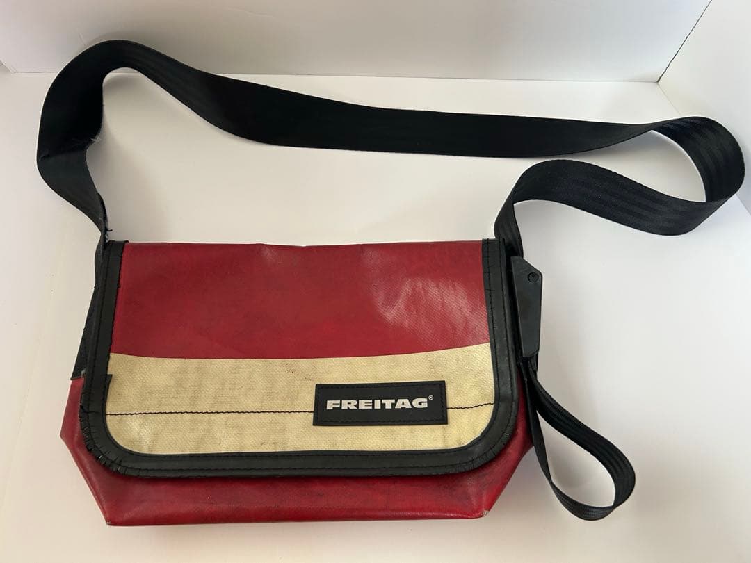 FREITAG メッセンジャーバッグ レッド - メルカリ
