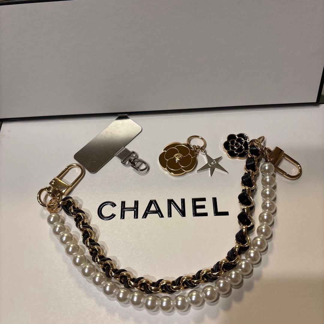 シャネルチャーム携帯ストラップ（ノーブランド）付き - メルカリ