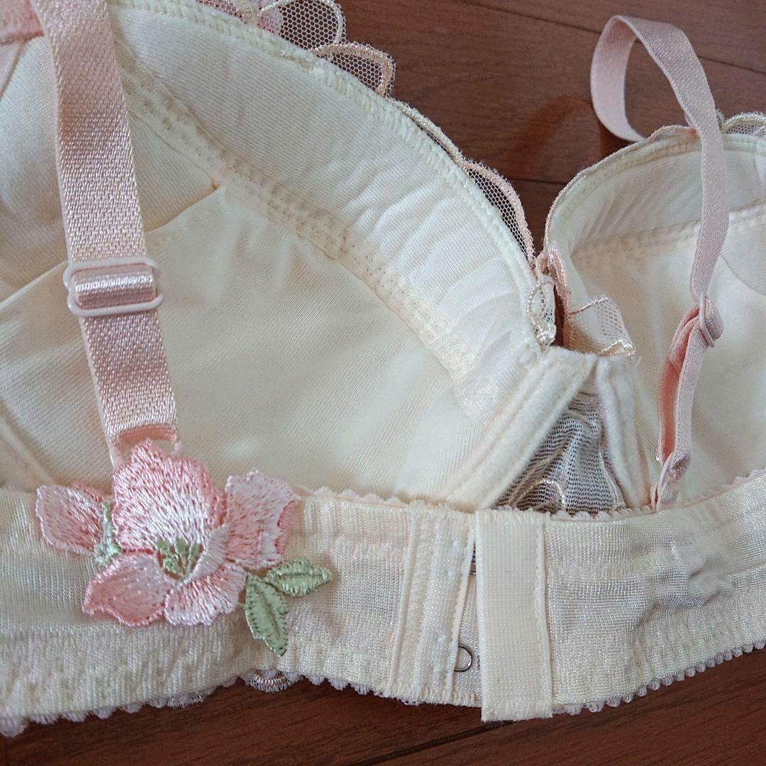 《新品》ワコール　サルート、高級オシャレな下着上下セット