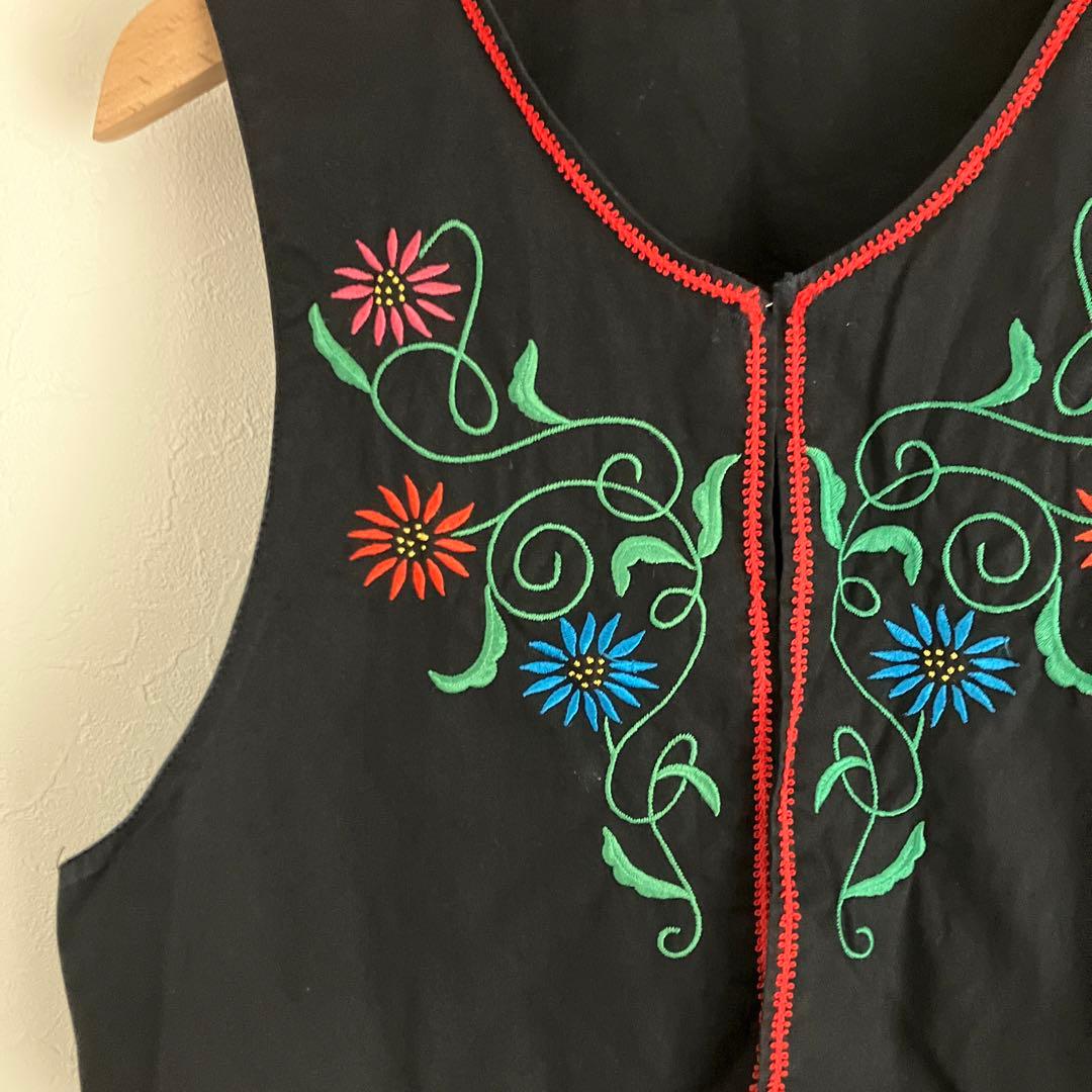 フォークダンス衣装 花柄刺繍 黒ベスト - メルカリ