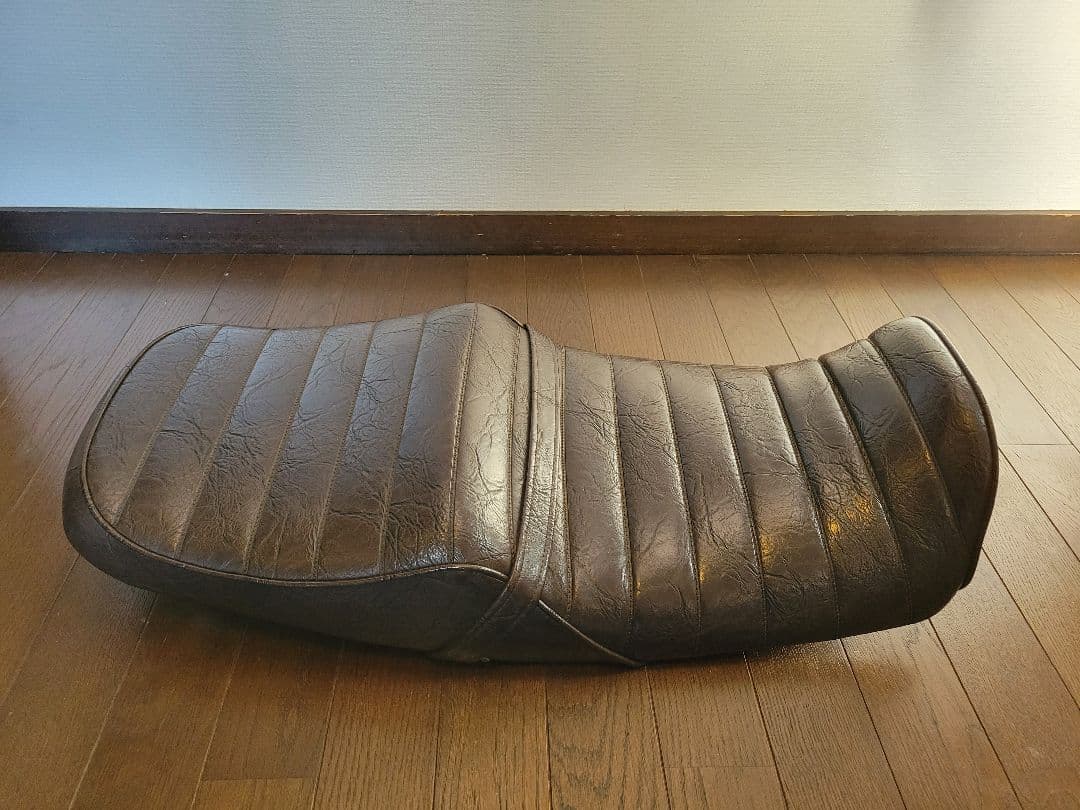 荒*司様 XJR1200　1300 バイクシート 合成皮革 ブラウン千葉 荒*司様 XJR1200 1300 バイクシート 合成皮革 ブラウン千葉 - メルカリ