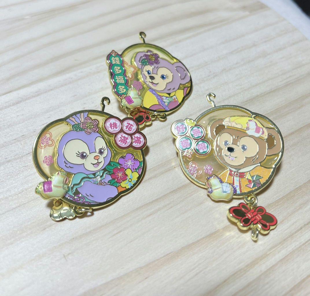 香港ディズニー ダッフィーフレンズ ピンバッジ3個セット - メルカリ