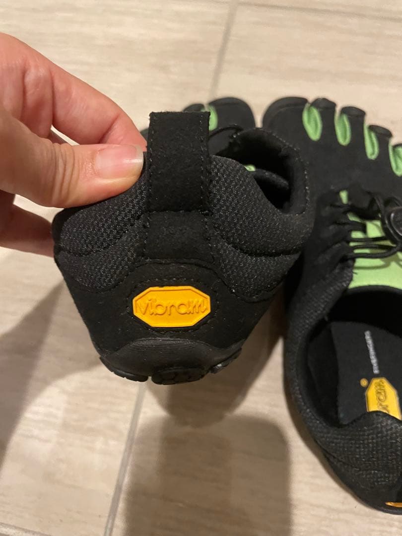 ウォーキング・ランニングウェア V-Run RETRO 21W8002 black/green 22.5cm