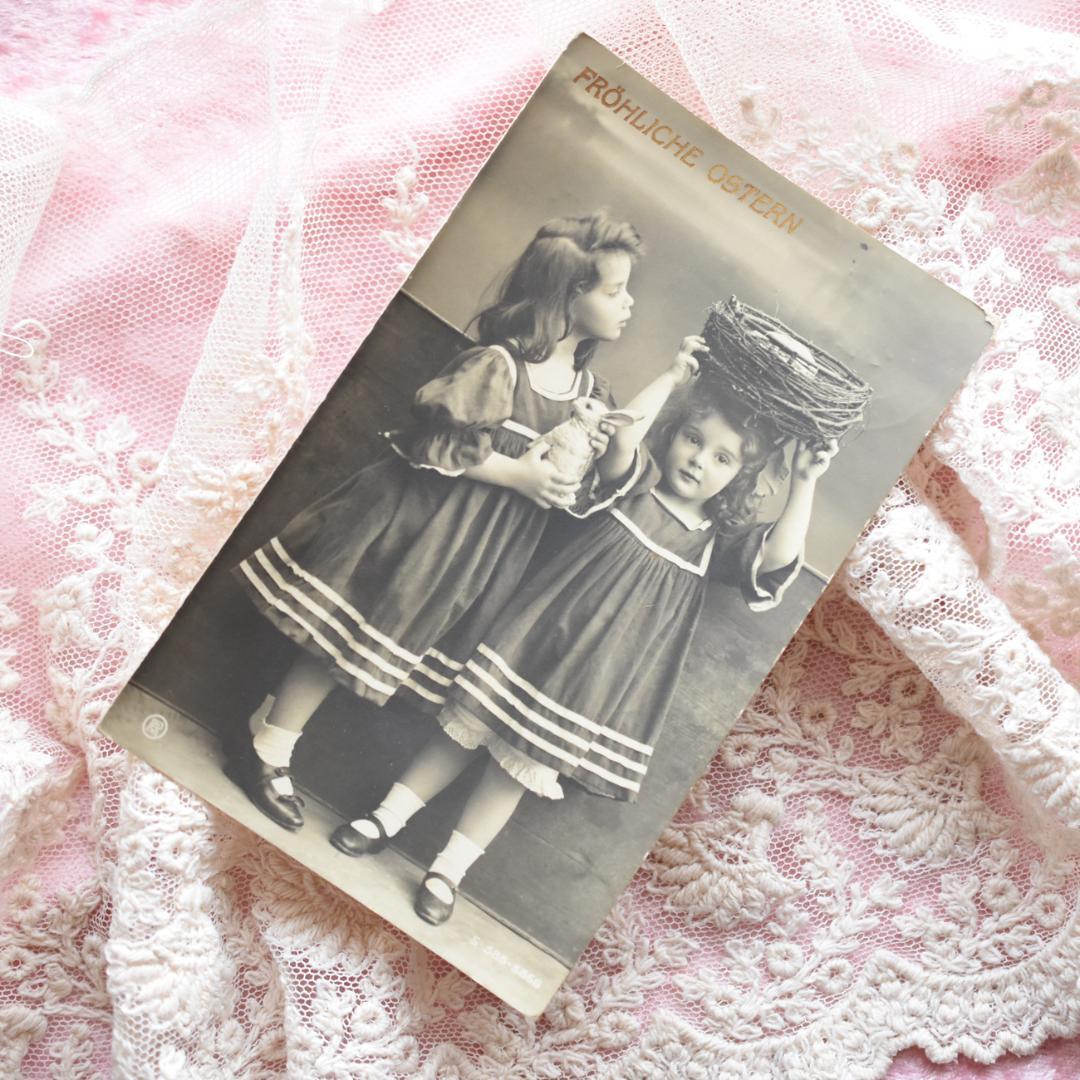 アンティークポストカード イースターのウサギとお揃いワンピの可愛い