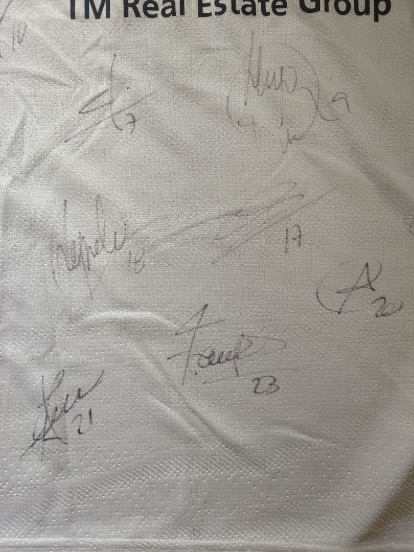 最終SALE】バレンシアCF 21選手 直筆サイン入りユニフォーム - メルカリ