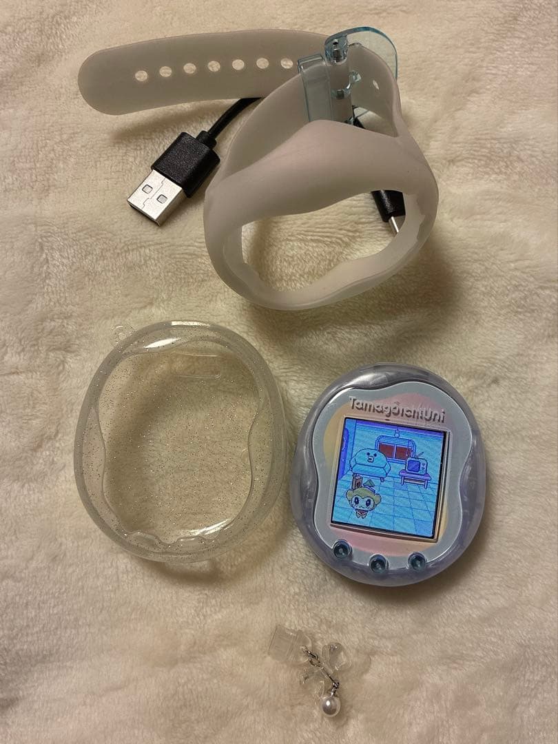 Tamagotchi Uni Prism White ケース・ストラップ付き